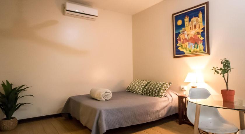 Image of Standard Queen Room 8