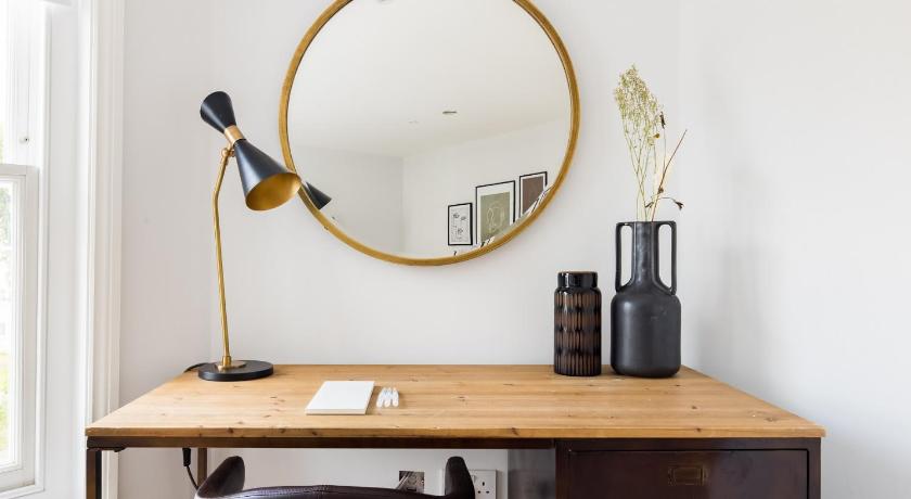 The Margravine Maisonette - Modern & Bright 2BDR Flat photo