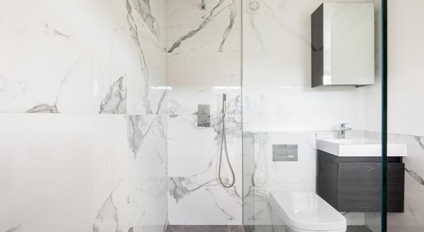 The Margravine Maisonette - Modern & Bright 2BDR Flat photo
