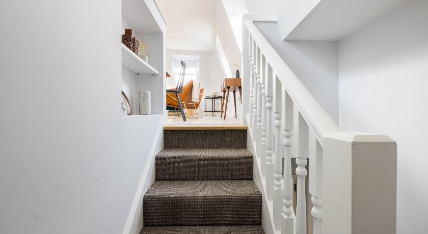 The Margravine Maisonette - Modern & Bright 2BDR Flat photo