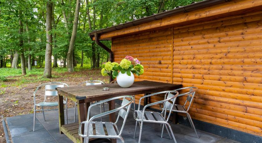 a wooden table topped with a picnic table and chairs, Natura Ferienpark - Bungalows am Grimnitzsee Schorfheide in Joachimsthal