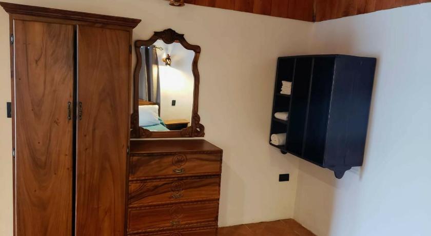 a room with a mirror and a television in it, Casa Haydee Monteverde in Monteverde