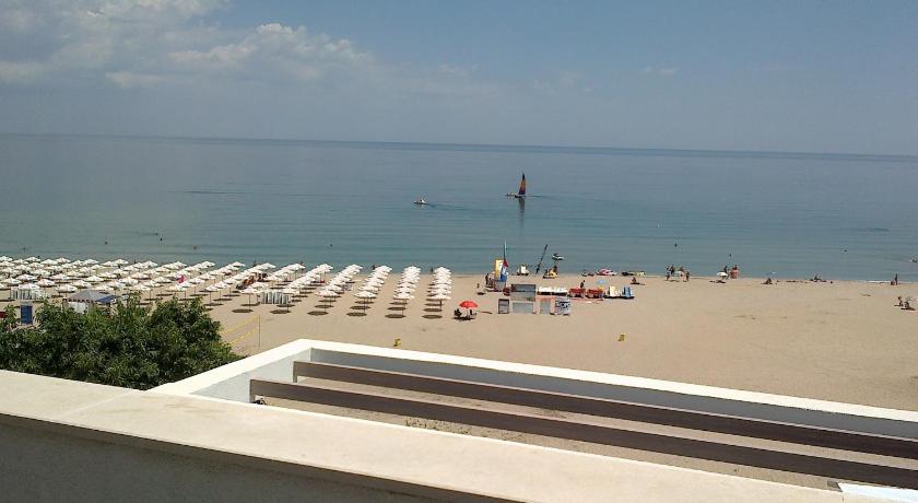 Azur Apartments — Hotel in Sozopol