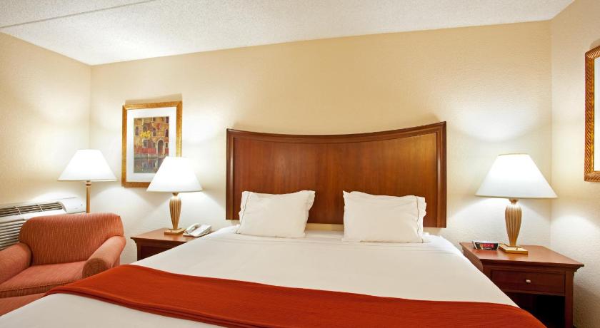 Holiday Inn Express Milwaukee - West Medical Center