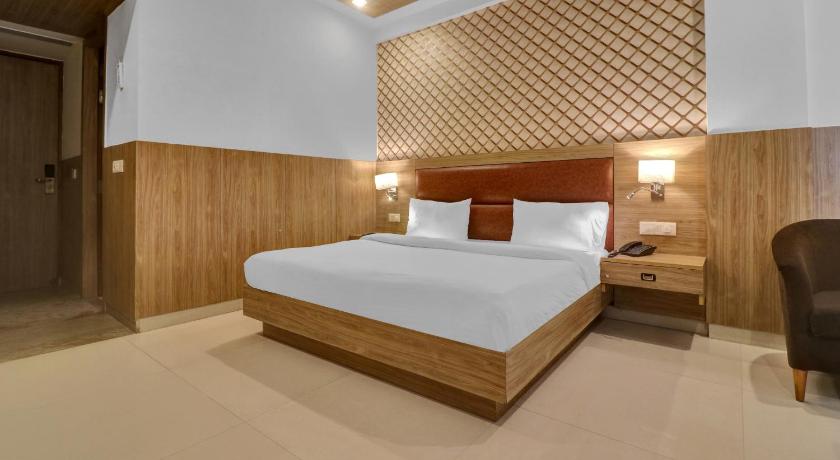 OYO Townhouse 603 Premium Suites
