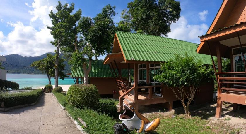 รูปของห้องดีลักซ์เตียงใหญ่พร้อมระเบียง (Deluxe Double Room with Balcony) 1