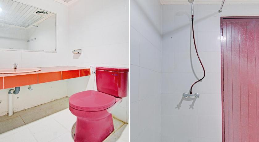 two pictures of a bathroom with a toilet and a sink, OYO 90697 Hotel Wisata in Dumai
