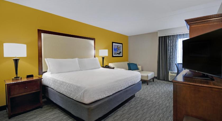 Holiday Inn Express & Suites Cincinnati Riverfront