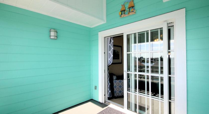 a room with a blue wall and a blue door, John's Pass Hotel - Brand New Property Fully Remote in Madeira Beach (FL)