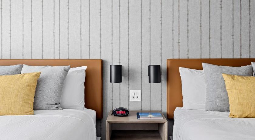Image of Deluxe Queen Room with Two Queen Beds 6