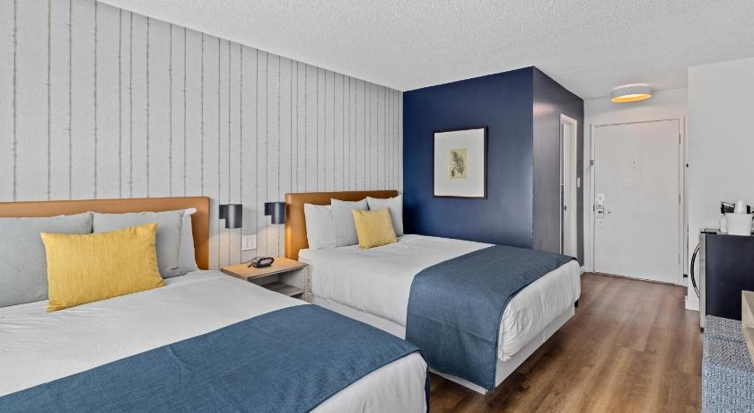 Image of Deluxe Queen Room with Two Queen Beds 4