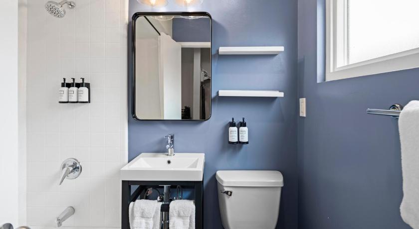 Image of Standard King Room 2