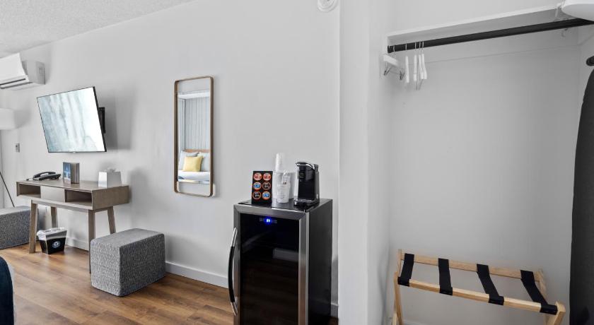 Image of Standard Queen Room with Two Queen Beds 4
