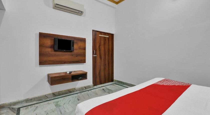 OYO 82070 Rudra Guest House