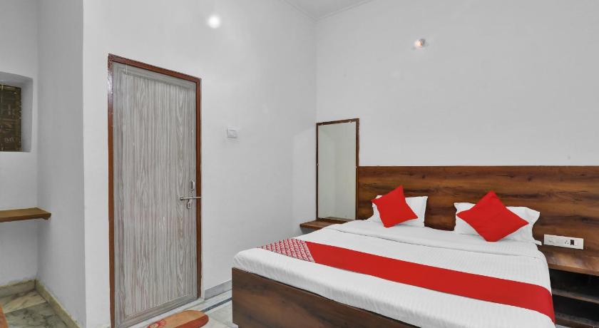 OYO 82070 Rudra Guest House
