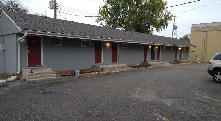 Highway Motel photo