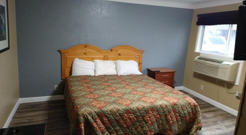 Highway Motel photo