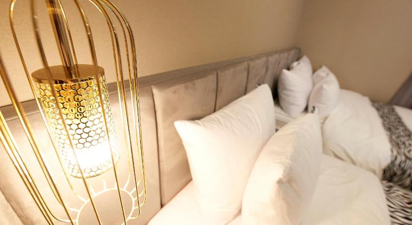 Image of Deluxe Twin 14