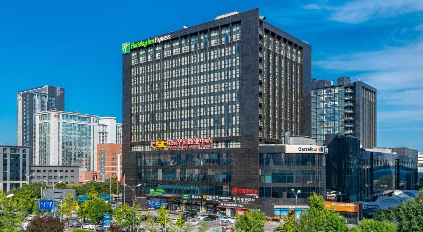 a city with tall buildings and tall buildings, Holiday Inn Express Beijing Huacai in Beijing