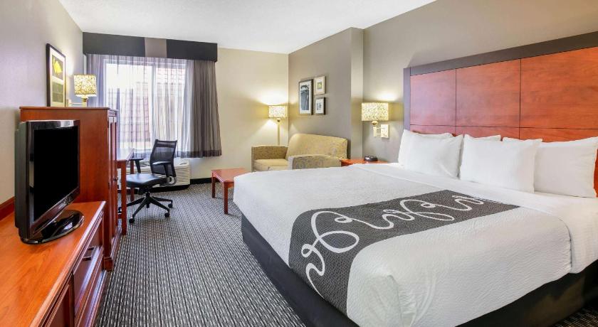 La Quinta Inn & Suites by Wyndham DFW Airport South / Irving