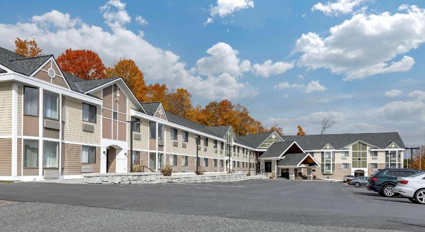 Comfort Inn & Suites at Maplewood