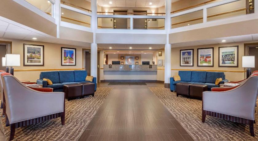 Comfort Inn & Suites at Maplewood