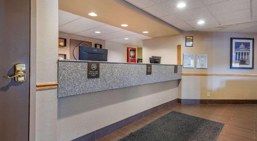 Comfort Inn & Suites at Maplewood