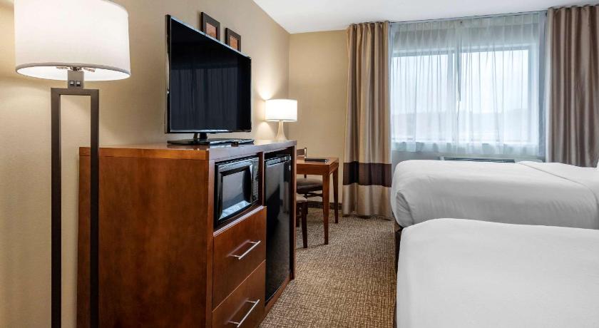 Comfort Inn & Suites at Maplewood