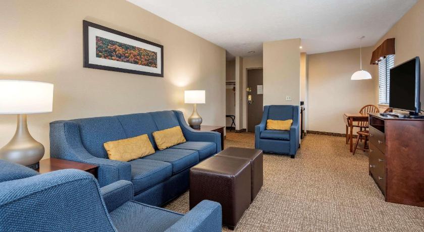 Comfort Inn & Suites at Maplewood