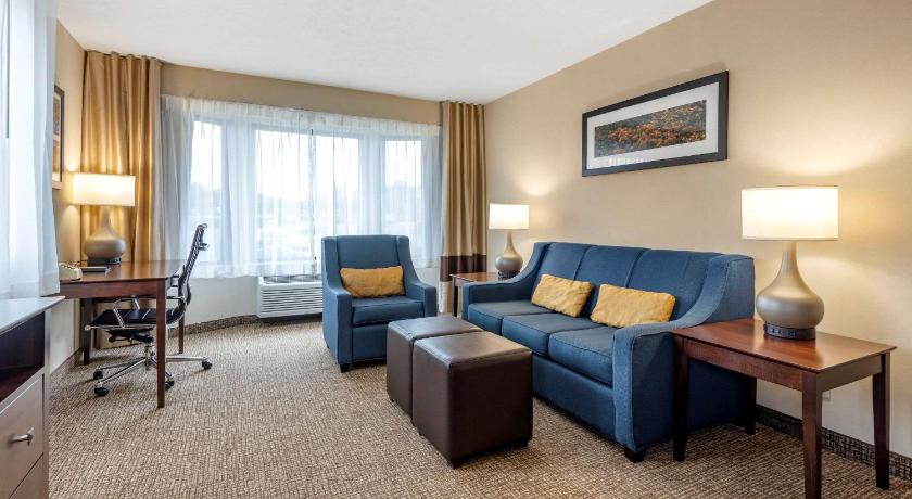 Comfort Inn & Suites at Maplewood