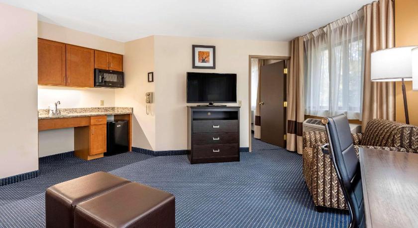 Comfort Inn & Suites at Maplewood