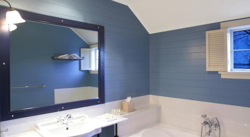 Image of Deluxe  Studio 2