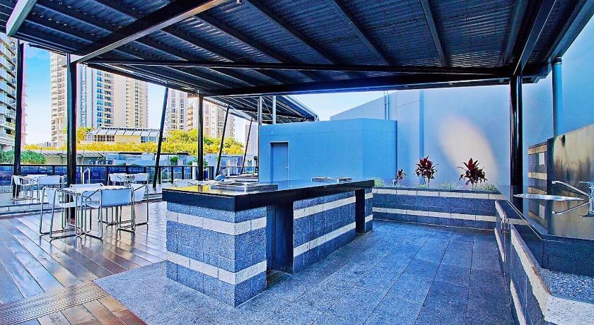 Circle On Cavill Luxury Apartment-Holiday Paradise - image 12