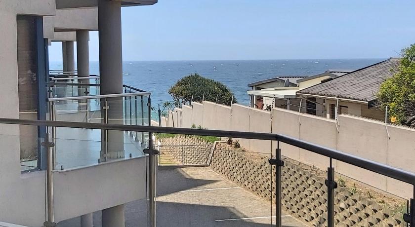 Whale Rock, Modern Beachfront Apartment photo