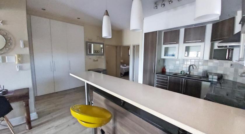 Whale Rock, Modern Beachfront Apartment photo