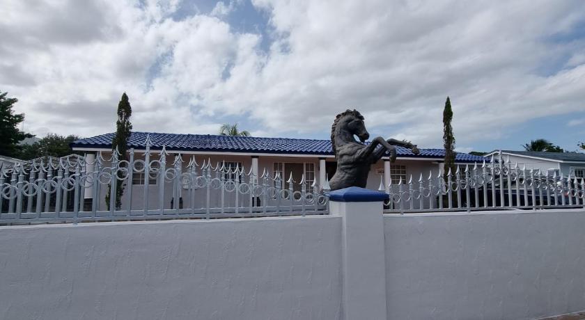 a person standing on a ledge near a fence, Luxurious House With Bautiful Pool HEATER INCLUID in Miami (FL)