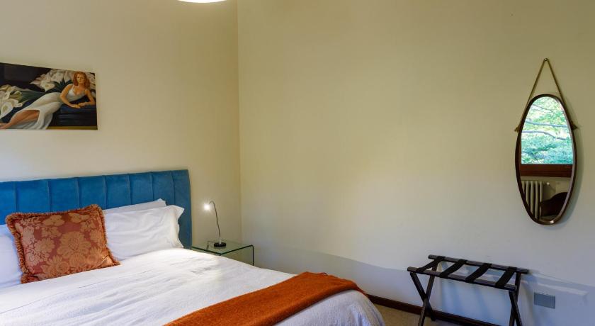 a bedroom with a bed and a lamp, Villa Ponti Bellavista in Civenna