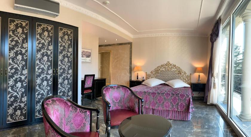 Fotografija Privilege Twin Room with Park View 1
