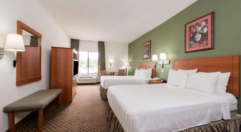 Super 8 By Wyndham Fort Worth South