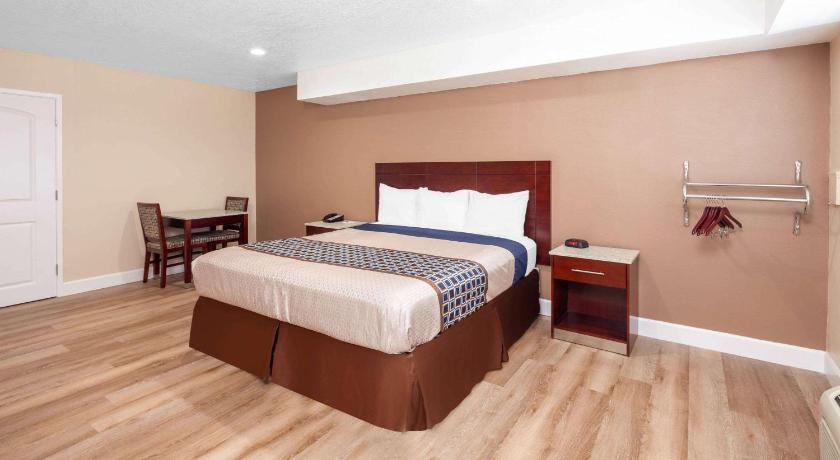 Travelodge by Wyndham Harbor City