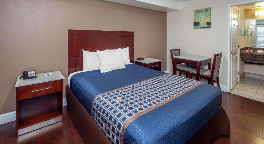 Travelodge by Wyndham Harbor City