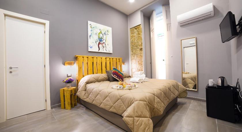 Toledo H, Naples Historical Center, by ClaPa Group — Hotel in Naples