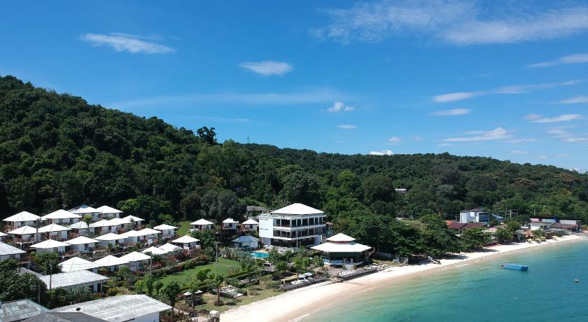 a beach with a large body of water, Samed Cliff Resort (SHA Extra Plus) in Ko Samet