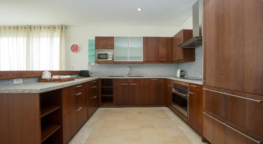Image of 1 Bedroom Beachfront Grand Suite - Oceanview 1