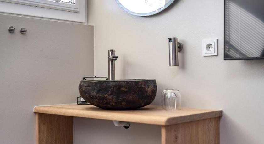 a bathroom with a sink and a mirror, B&B De Mansarde in Apeldoorn