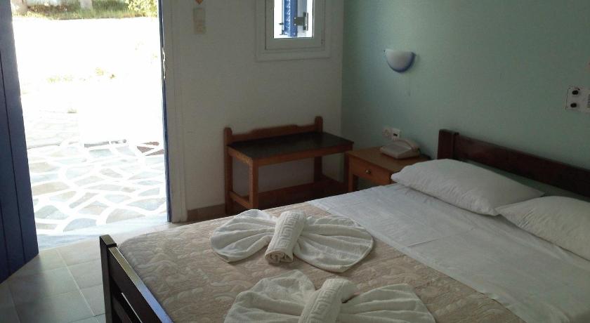 รูปของห้องมาตรฐานเตียงใหญ่หรือเตียงแฝด (Standard Double or Twin Room) 14