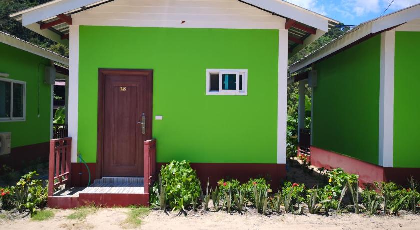 a green and white house with a blue door, Yuyu golden beach hotel in Koh Chang