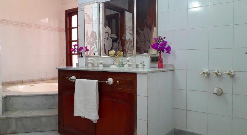 Image of King Suite With Spa Bath 2