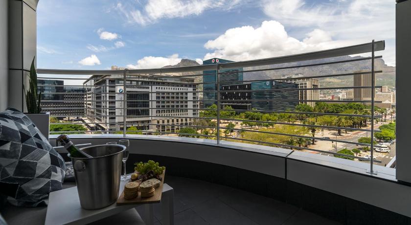 Luxury City Living - 1 Bedroom apartment with balcony photo