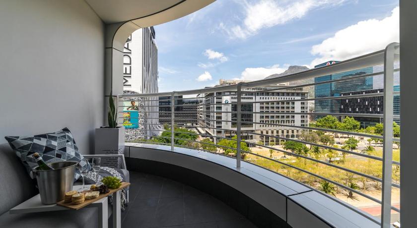 Luxury City Living - 1 Bedroom apartment with balcony photo